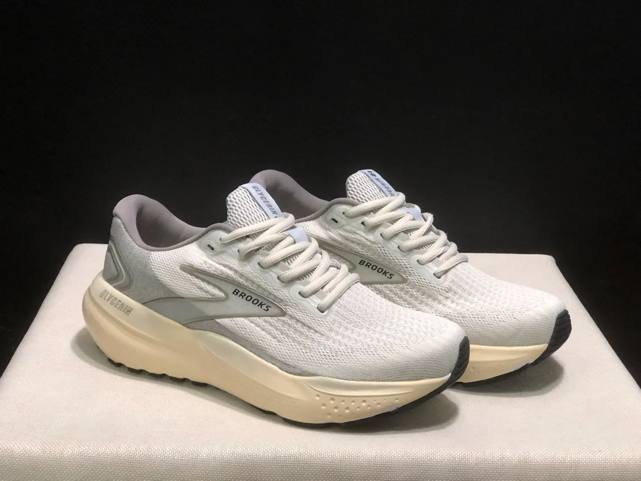 Brooks Glycerin Off-White and Gray Running Shoes 6