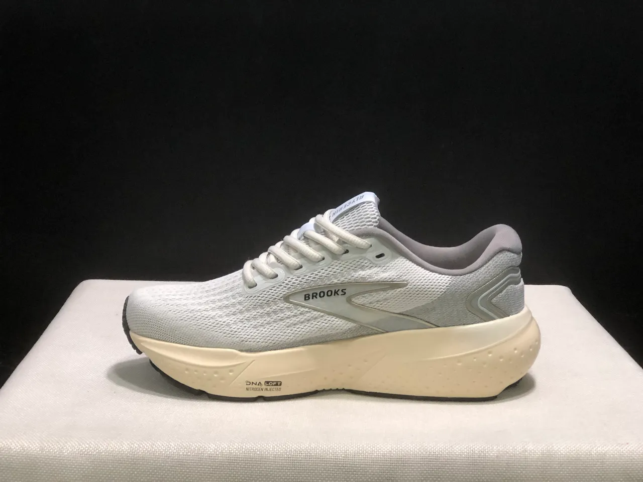 Brooks Glycerin Off-White and Gray Running Shoes 7