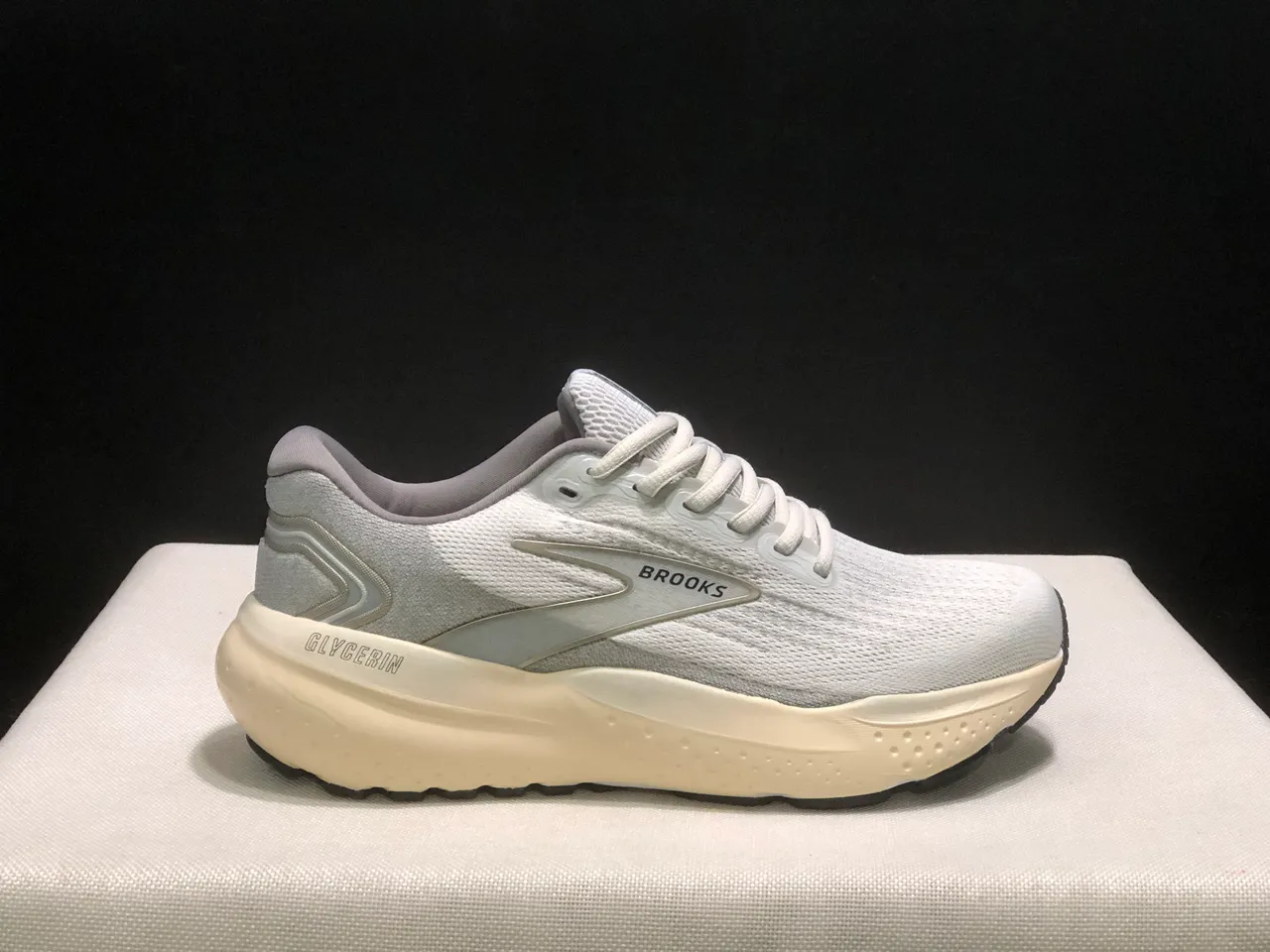Brooks Glycerin Off-White and Gray Running Shoes 8
