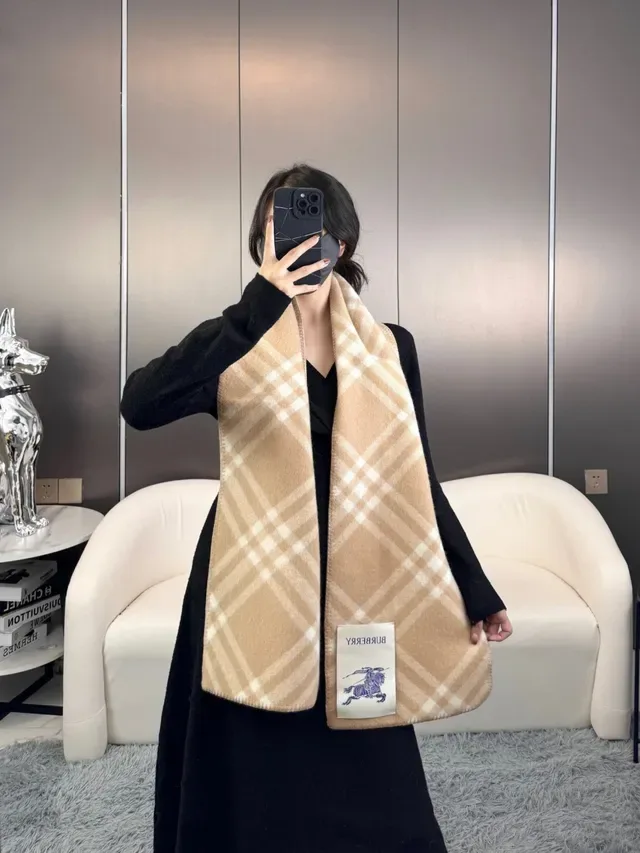 Cachecol Burberry Bege e Off-White Xadrez em Cashmere 3