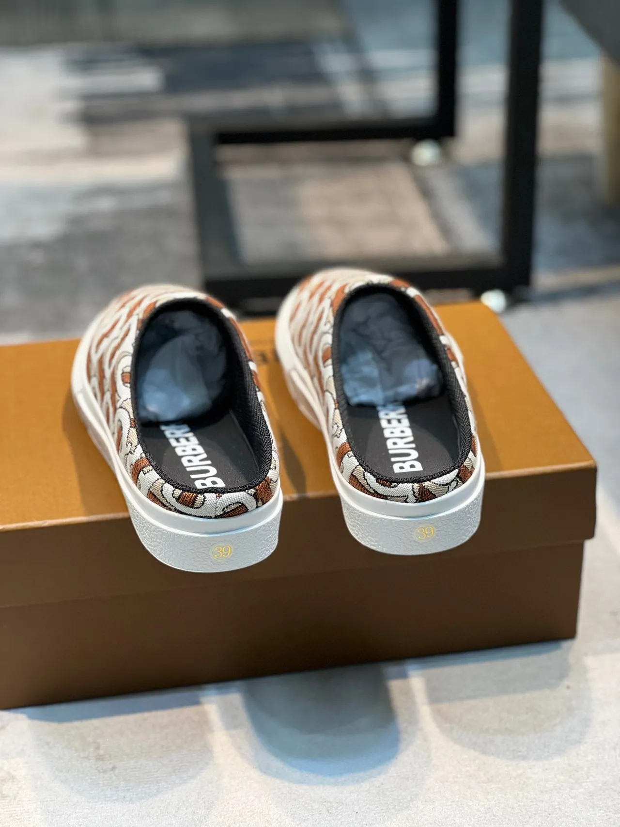 Burberry Bege Marrom com Monograma Lona Slip-On Mule Sapatos Casuais 2