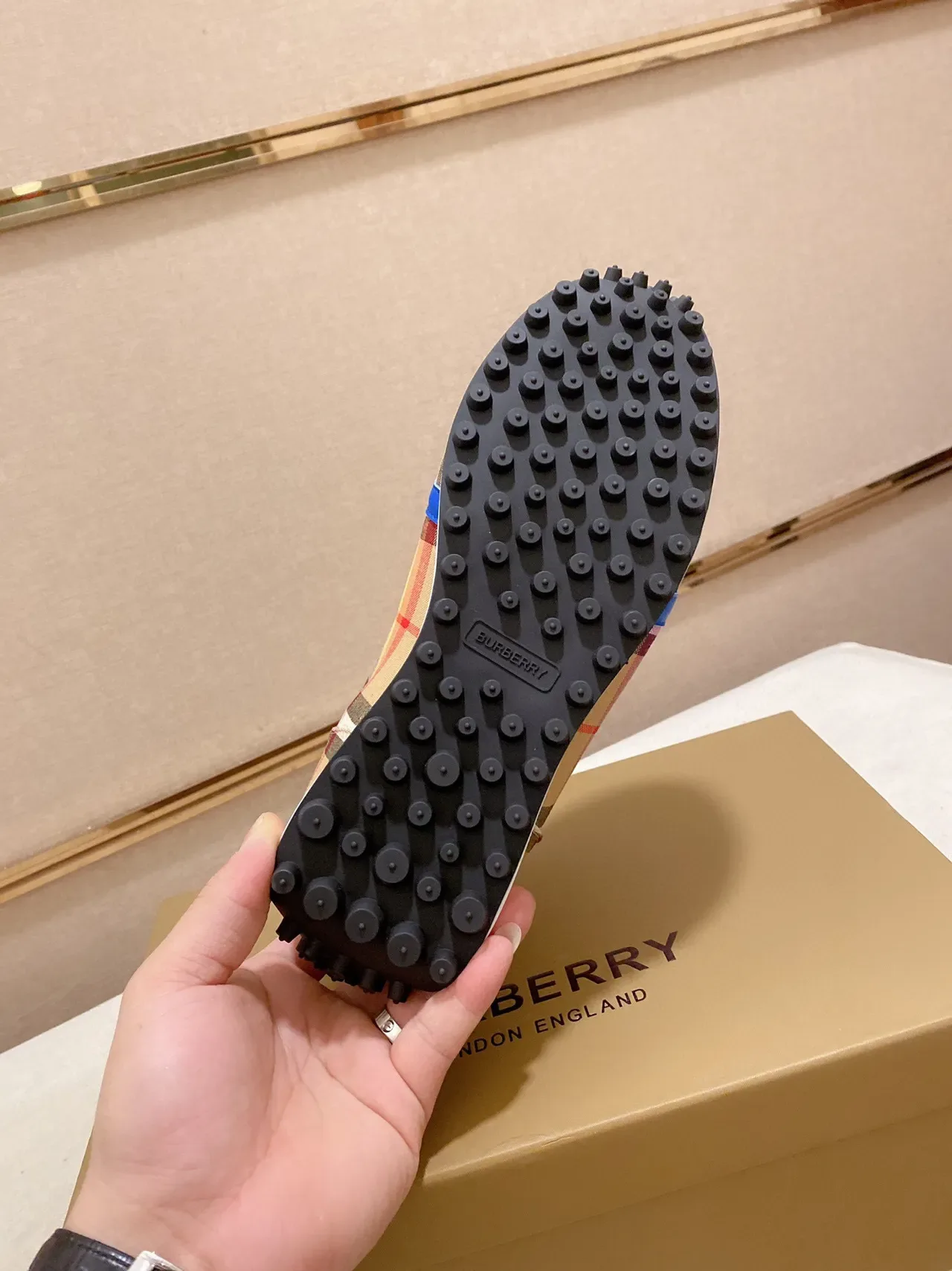 Burberry Beige Sneakers Lifestyle avec upper en textile à carreaux multicolor et bande latérale en cuir bleu 2