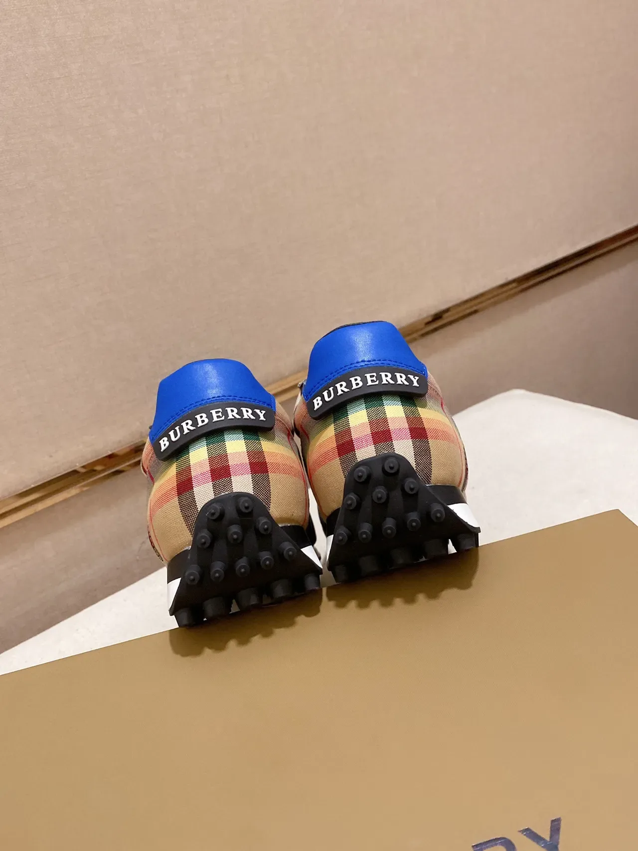Burberry Beige Sneakers Lifestyle avec upper en textile à carreaux multicolor et bande latérale en cuir bleu 3