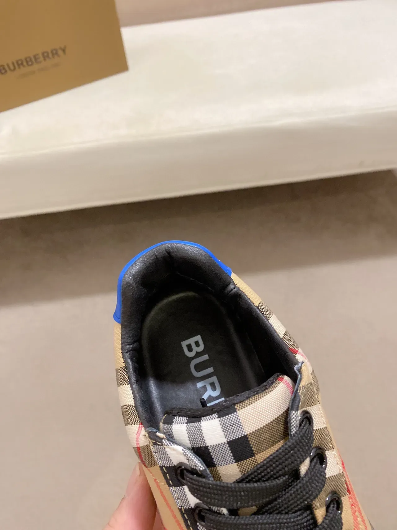 Burberry Beige Sneakers Lifestyle avec upper en textile à carreaux multicolor et bande latérale en cuir bleu 5