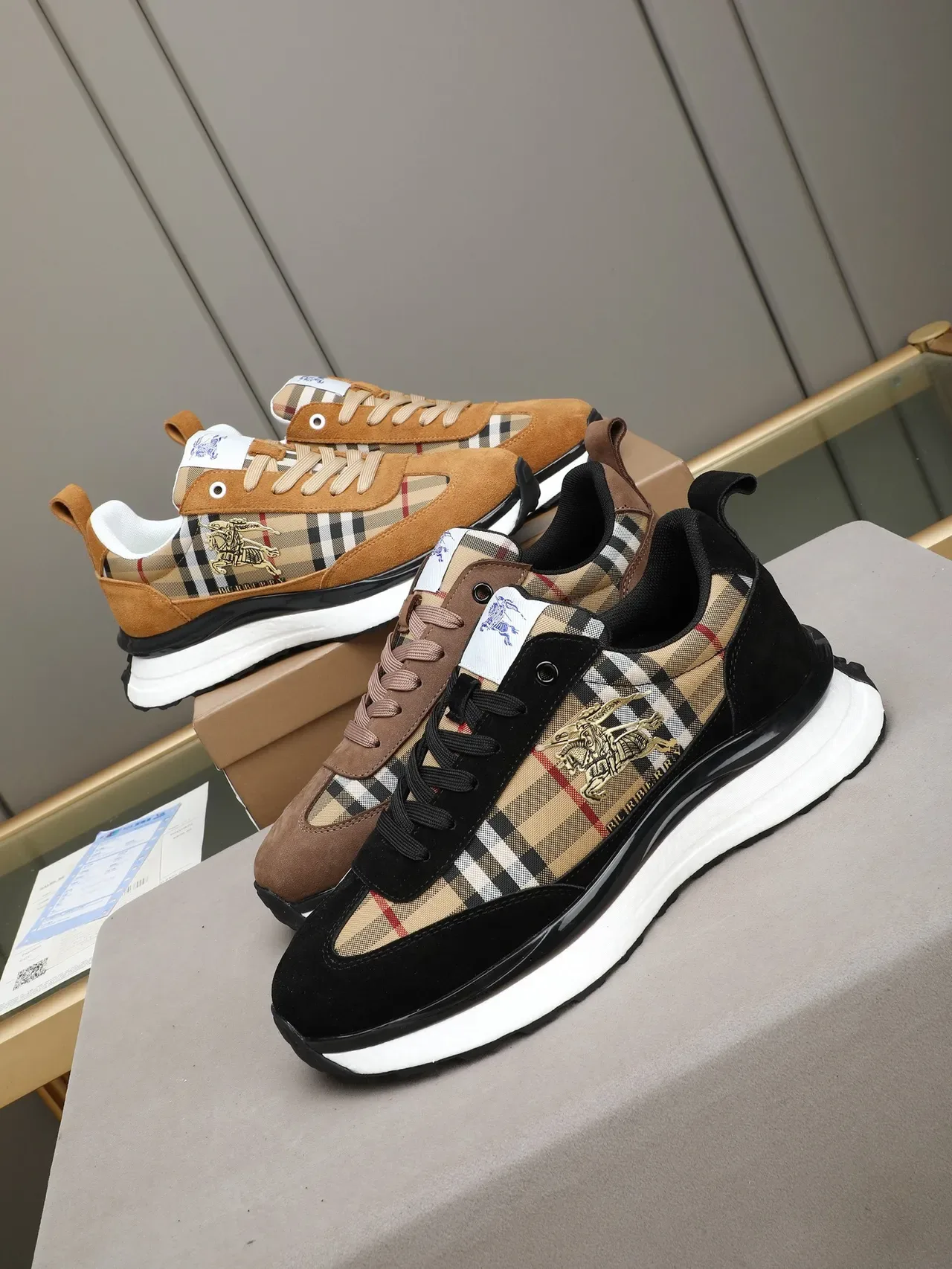 Burberry Noir Beige Sneakers Lifestyle avec motif à carreaux sur la partie supérieure en daim et recouvrements 2