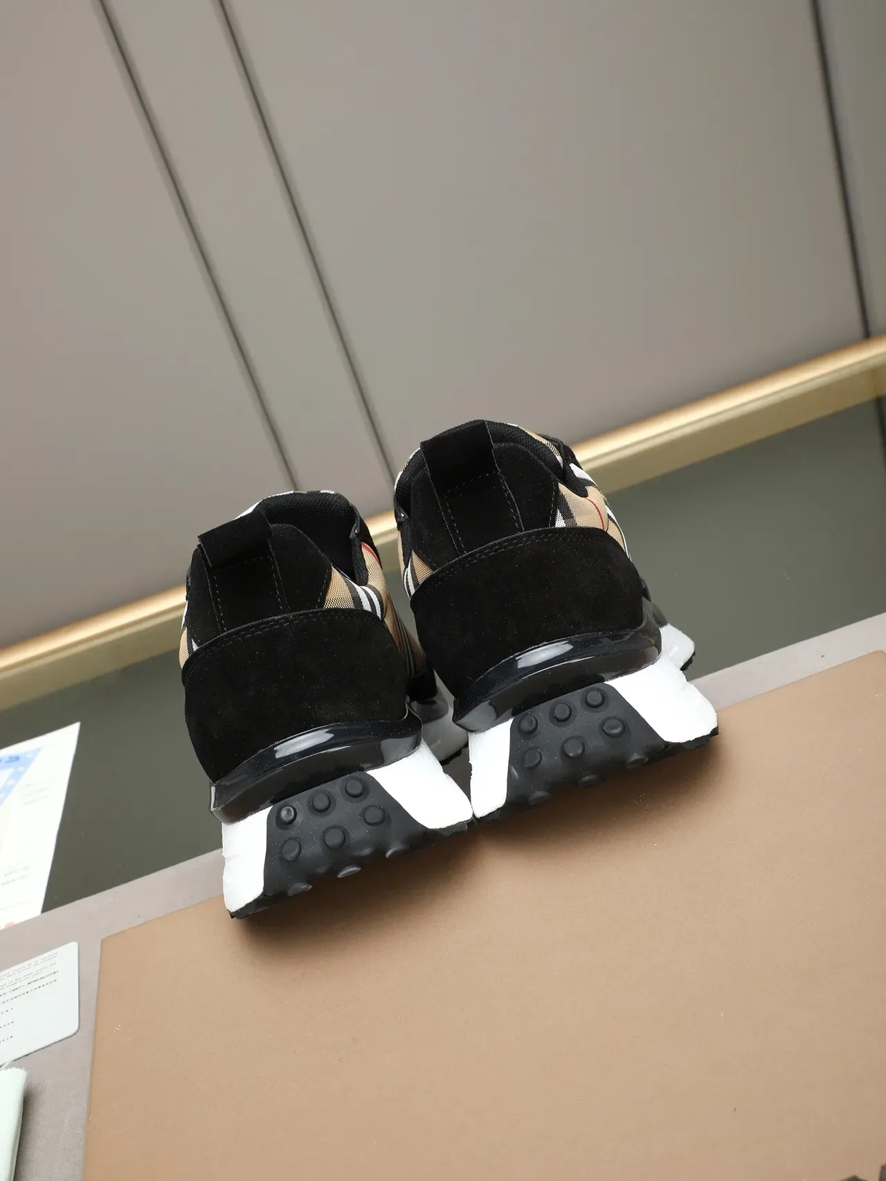 Burberry Noir Beige Sneakers Lifestyle avec motif à carreaux sur la partie supérieure en daim et recouvrements 3