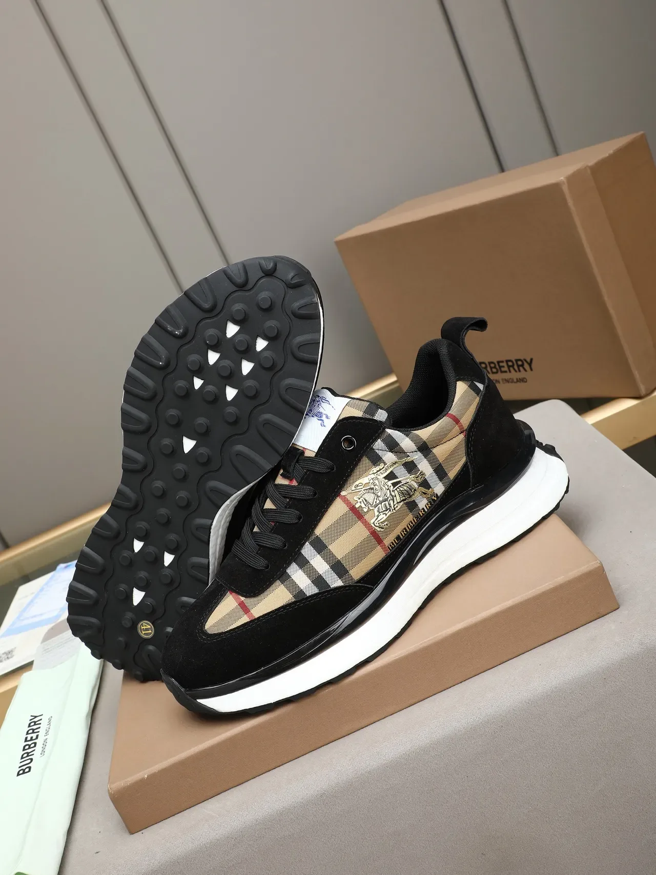 Burberry Noir Beige Sneakers Lifestyle avec motif à carreaux sur la partie supérieure en daim et recouvrements 4