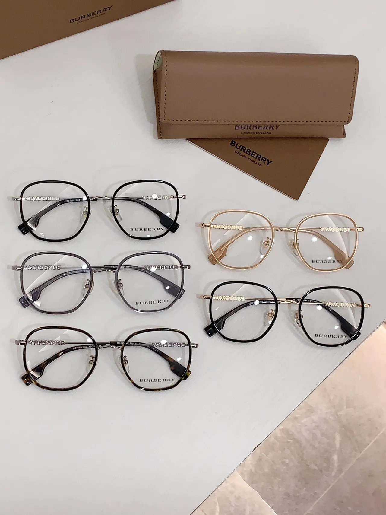 Burberry Gafas Ópticas Montura Oval Negra y Oro de Dos Tonos 4