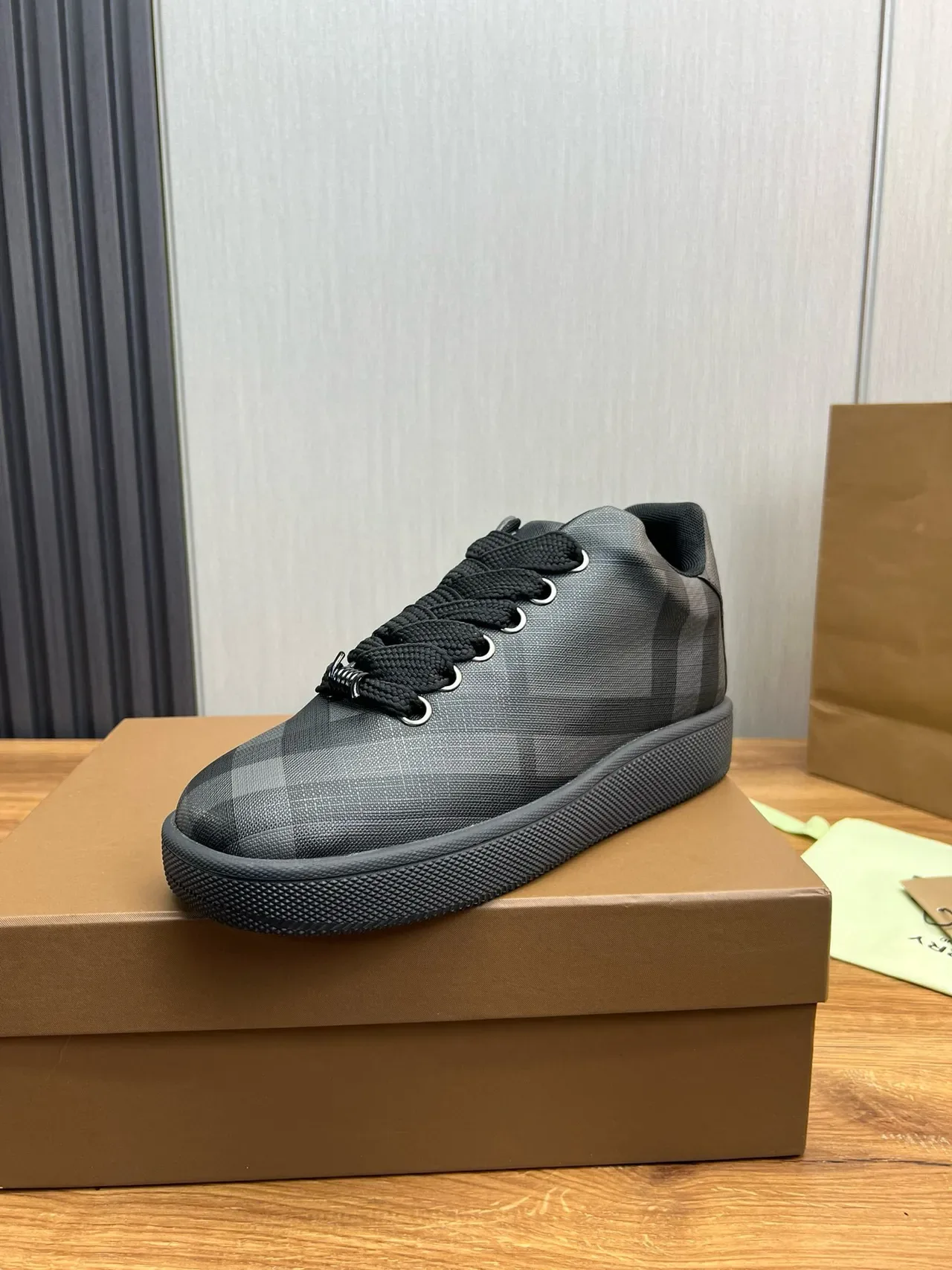 Burberry Chaussures Lifestyle à Motif Noir et Gris Check, Tige en Textile et Lacets Tressés 2