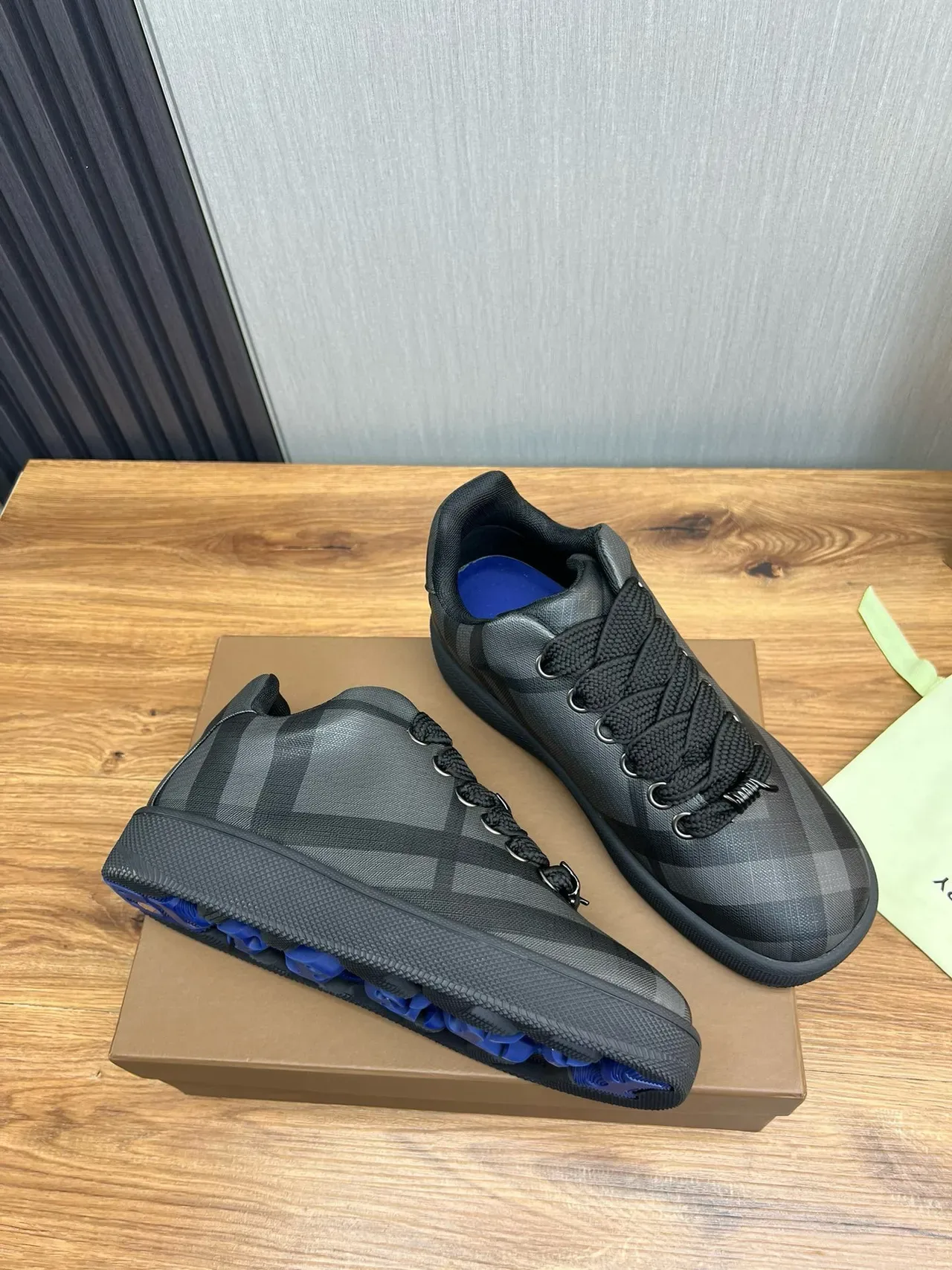 Burberry Chaussures Lifestyle à Motif Noir et Gris Check, Tige en Textile et Lacets Tressés 4