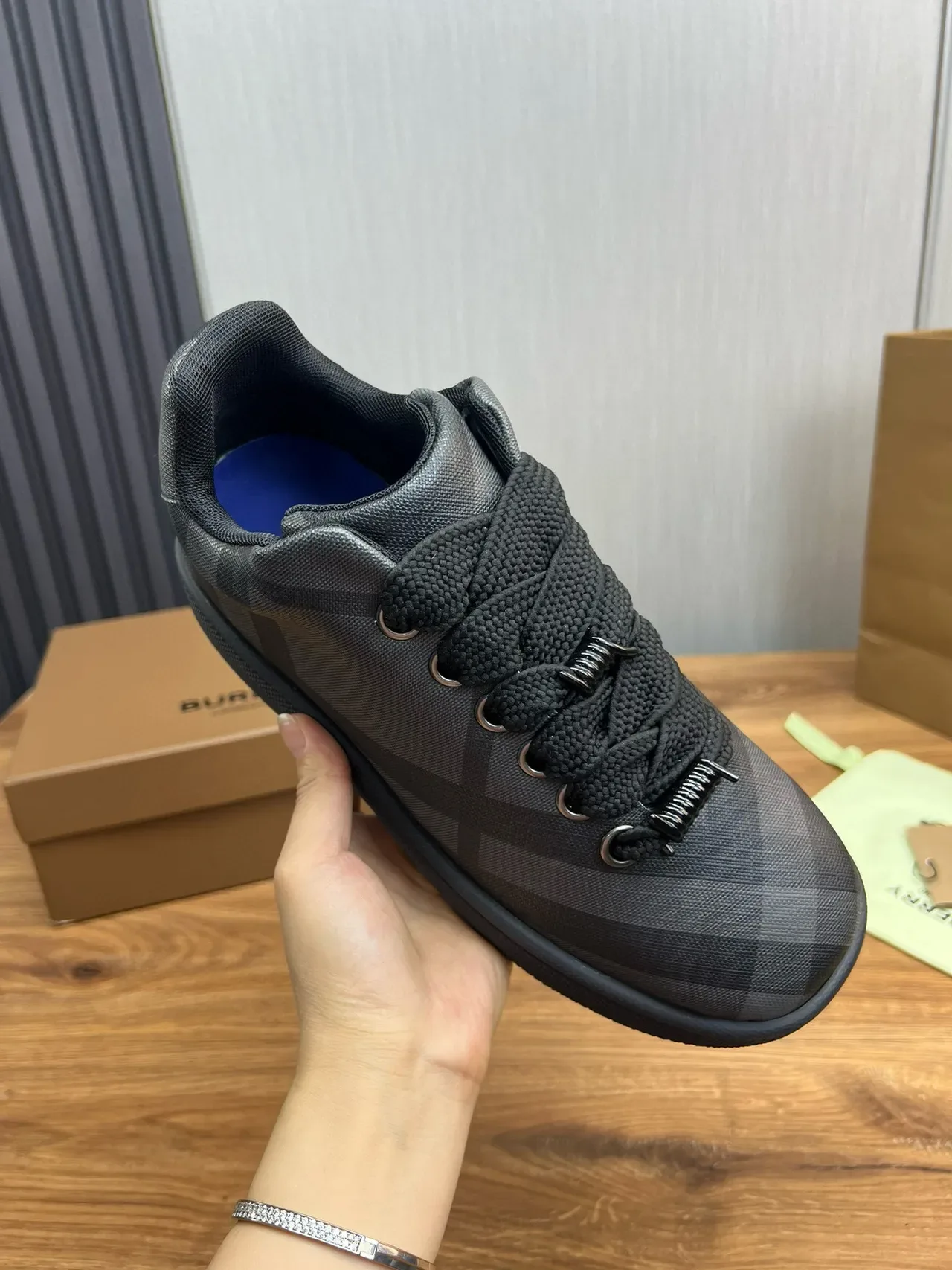 Burberry Chaussures Lifestyle à Motif Noir et Gris Check, Tige en Textile et Lacets Tressés 5