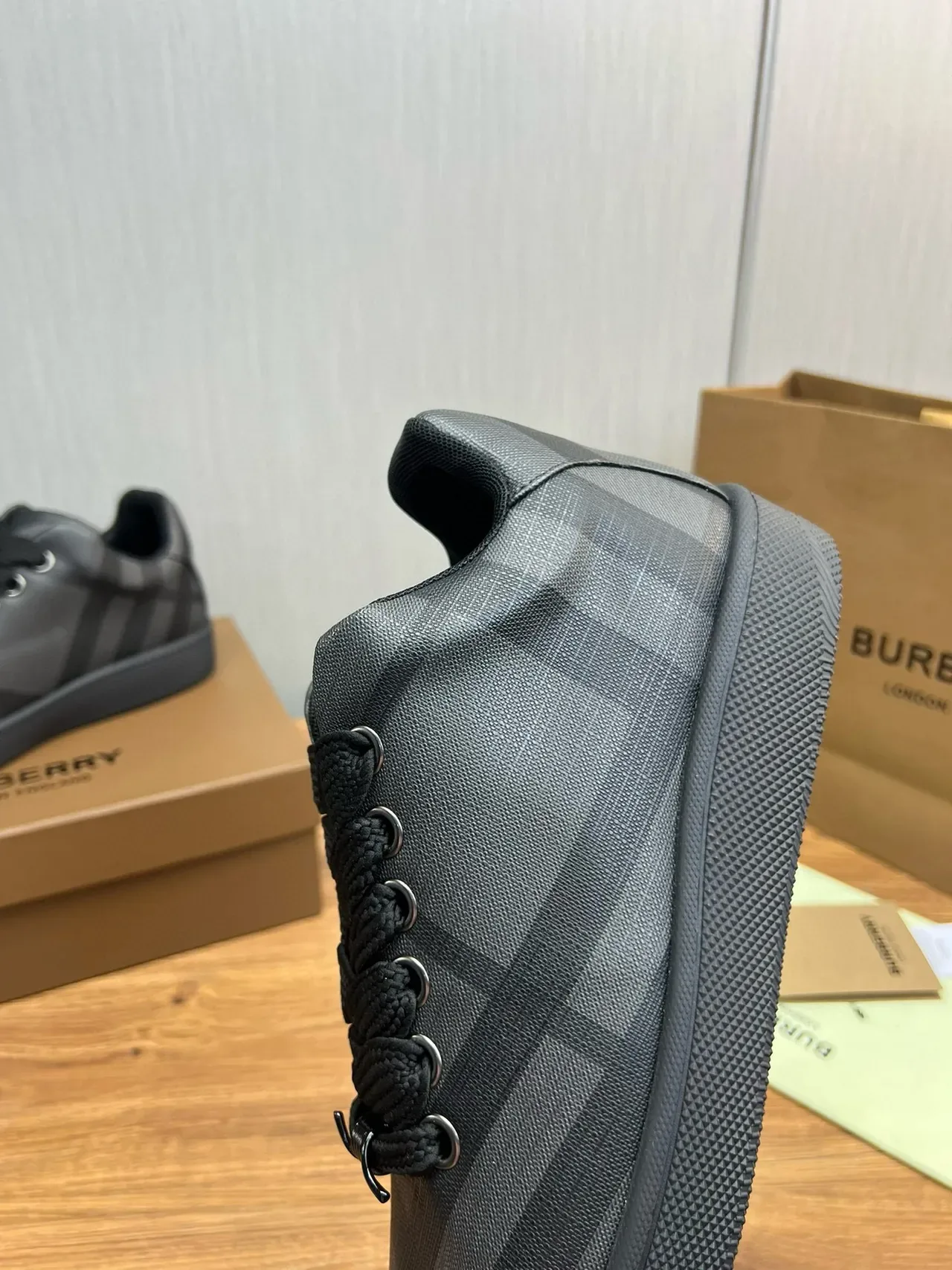 Burberry Chaussures Lifestyle à Motif Noir et Gris Check, Tige en Textile et Lacets Tressés 6