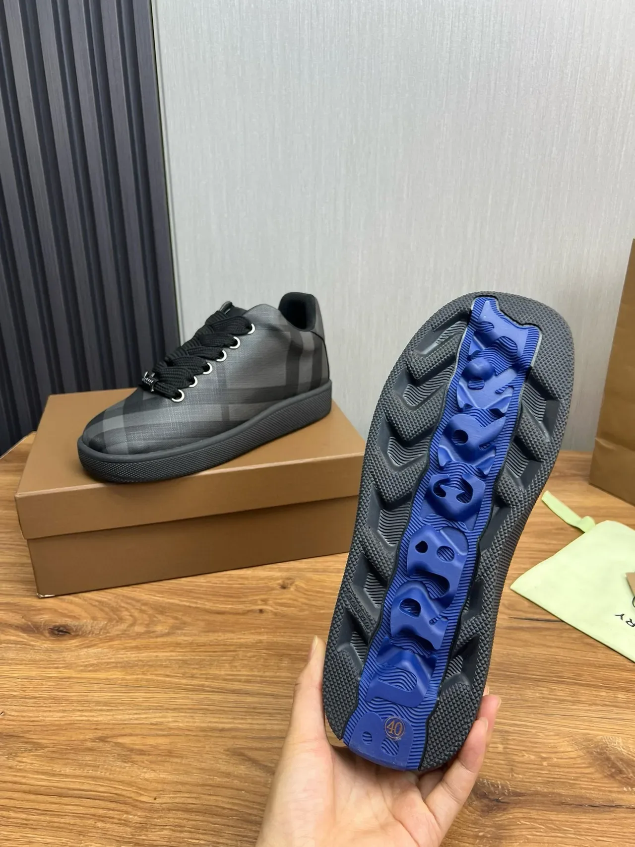 Burberry Chaussures Lifestyle à Motif Noir et Gris Check, Tige en Textile et Lacets Tressés 7