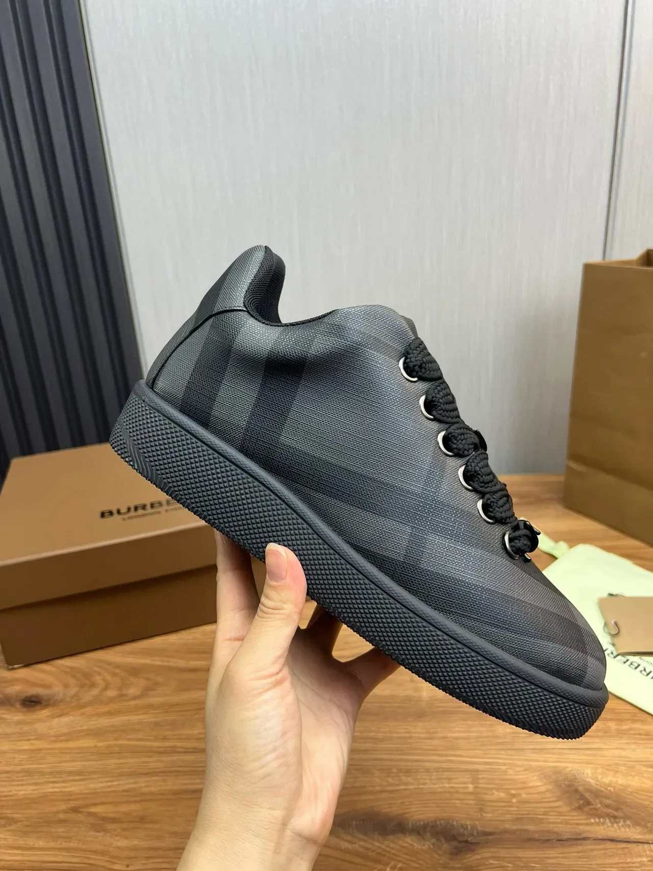 Burberry Chaussures Lifestyle à Motif Noir et Gris Check, Tige en Textile et Lacets Tressés 8
