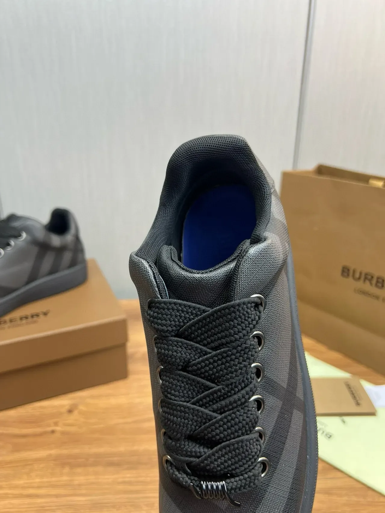 Burberry Chaussures Lifestyle à Motif Noir et Gris Check, Tige en Textile et Lacets Tressés 9