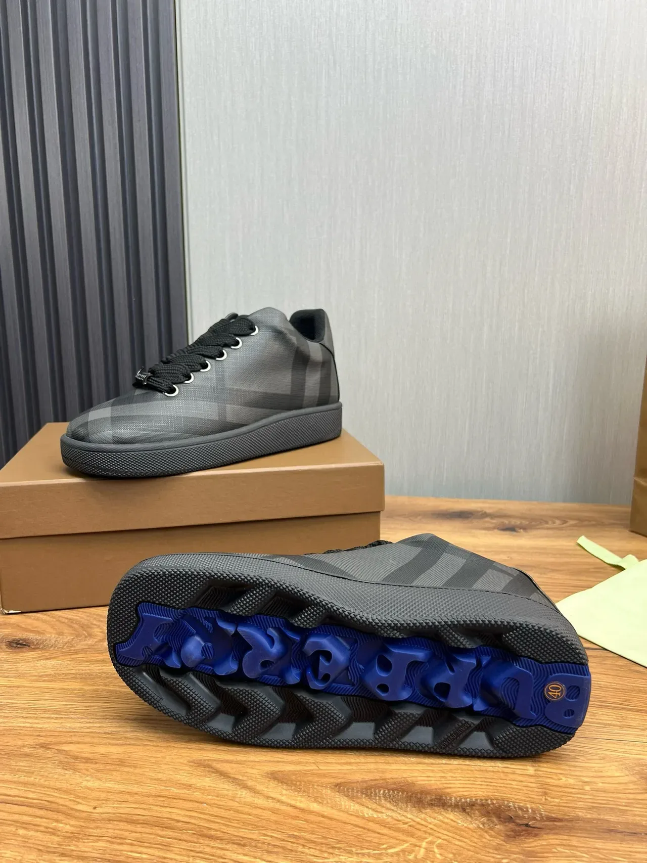 Burberry Chaussures Lifestyle à Motif Noir et Gris Check, Tige en Textile et Lacets Tressés 10