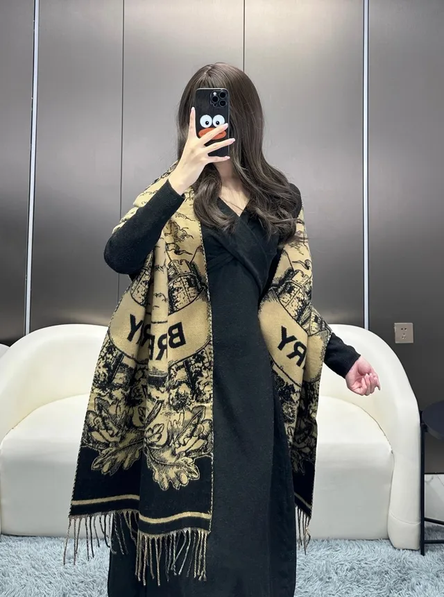 Burberry Cachecol Clássico Xadrez Bege e Preto de Caxemira 2