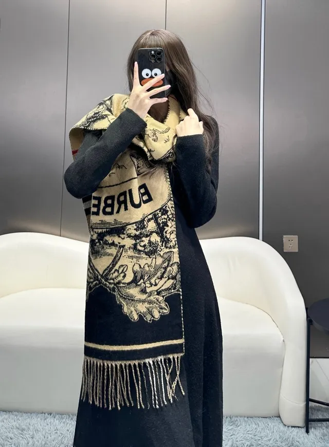 Burberry Cachecol Clássico Xadrez Bege e Preto de Caxemira 3