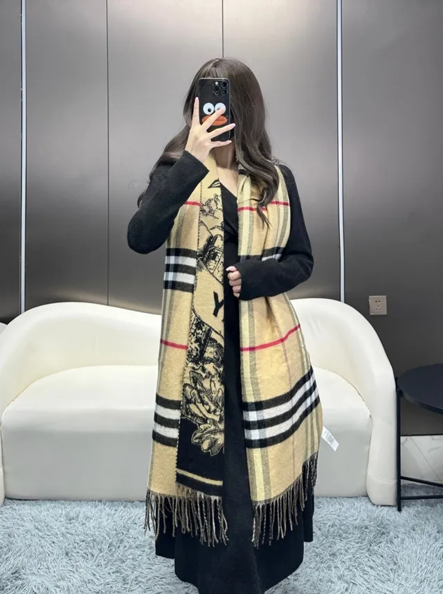 Burberry Cachecol Clássico Xadrez Bege e Preto de Caxemira 4