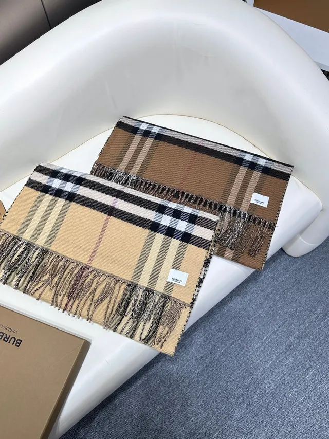 Burberry Cachecol Clássico Xadrez Bege e Preto de Caxemira 5