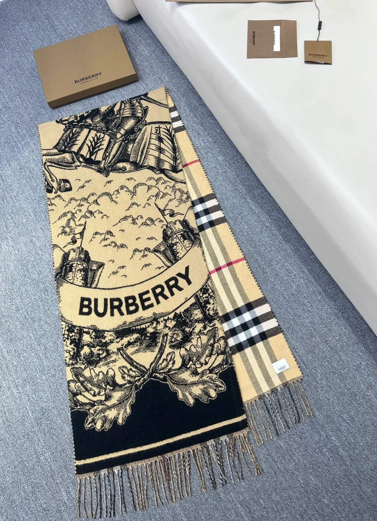Burberry Cachecol Clássico Xadrez Bege e Preto de Caxemira 6
