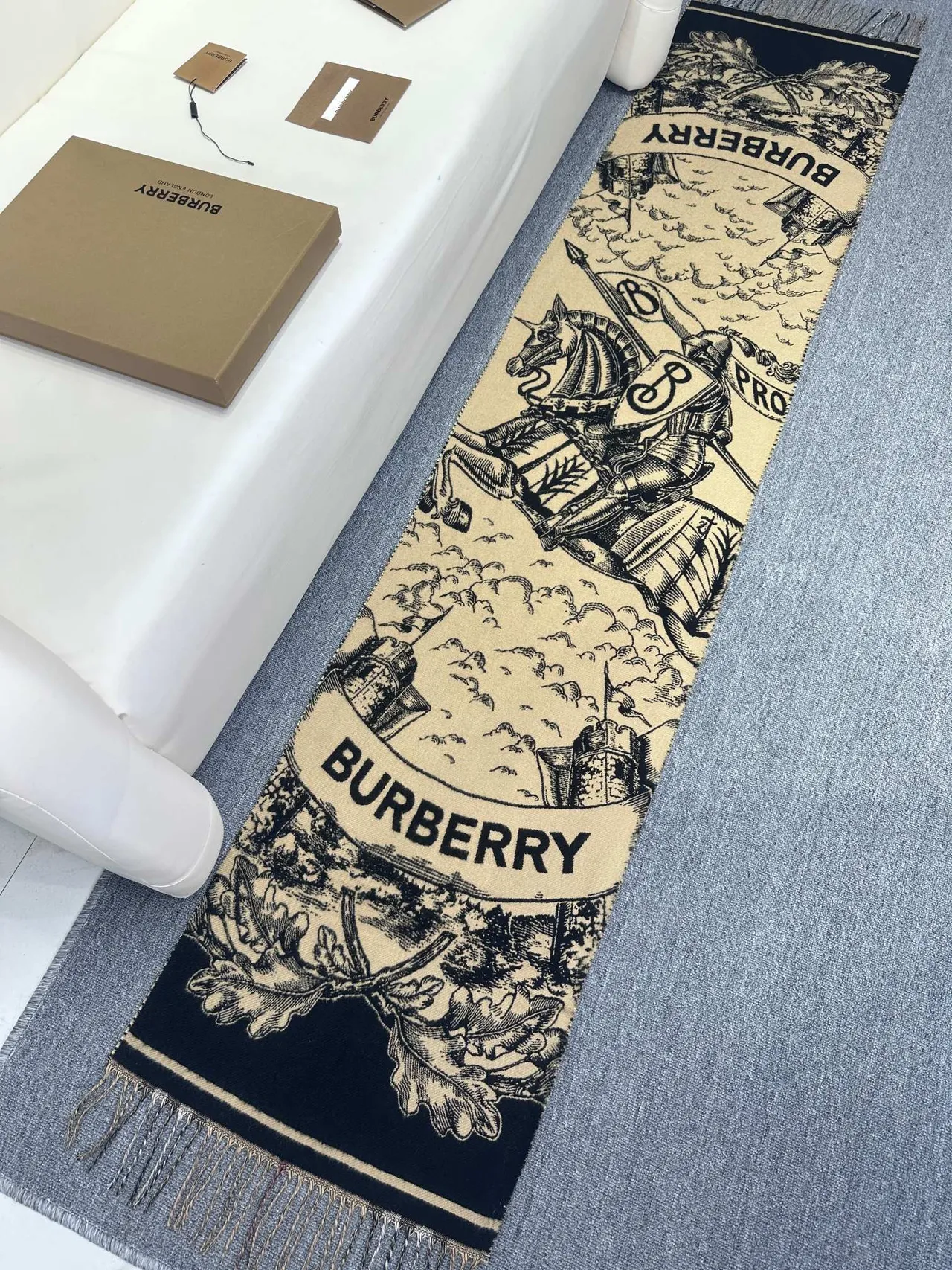 Burberry Cachecol Clássico Xadrez Bege e Preto de Caxemira 7