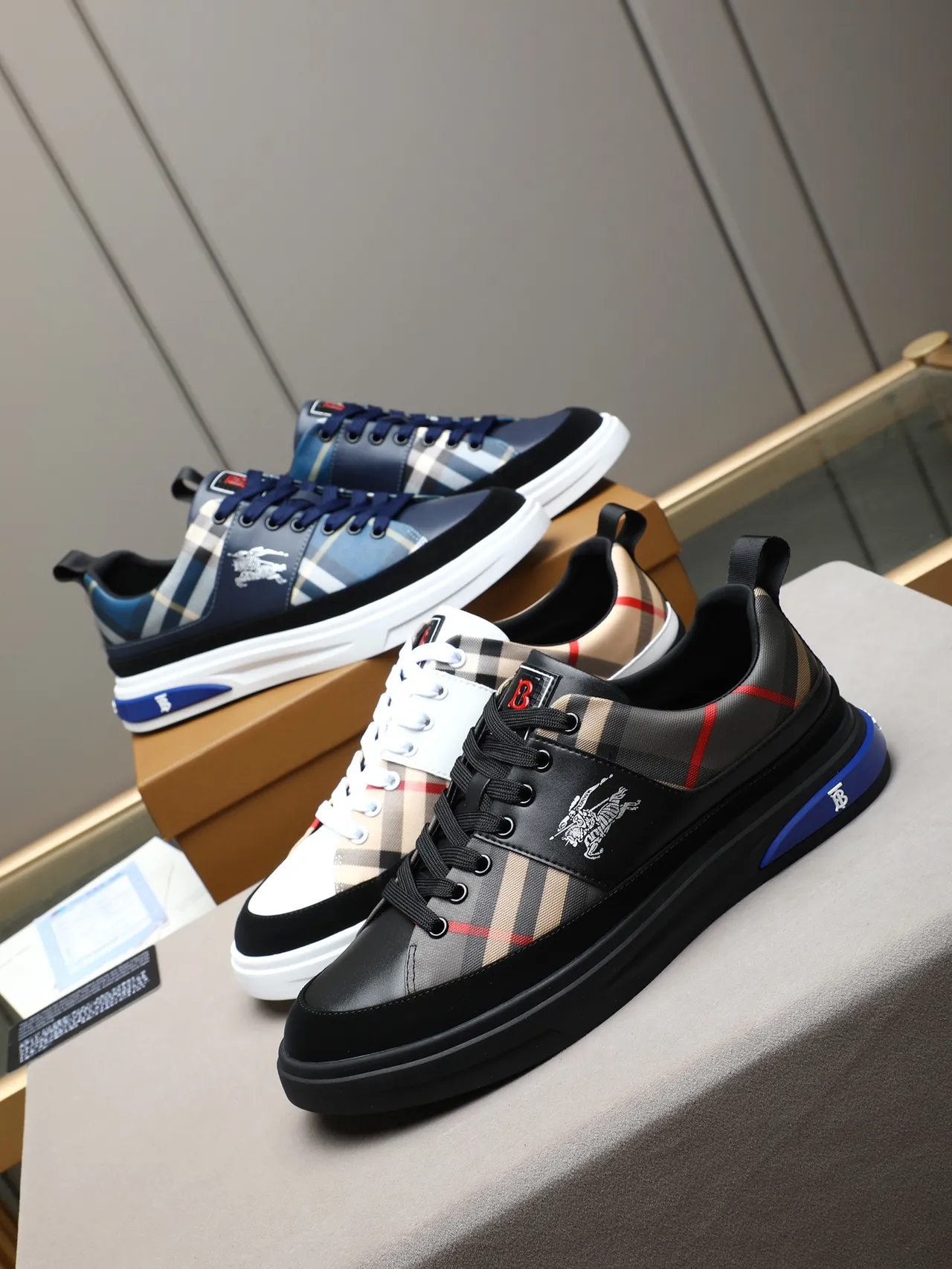 Burberry Tênis Lifestyle com parte superior de tecido textil em azul marinho xadrez com logo de cavaleiro equestre 2