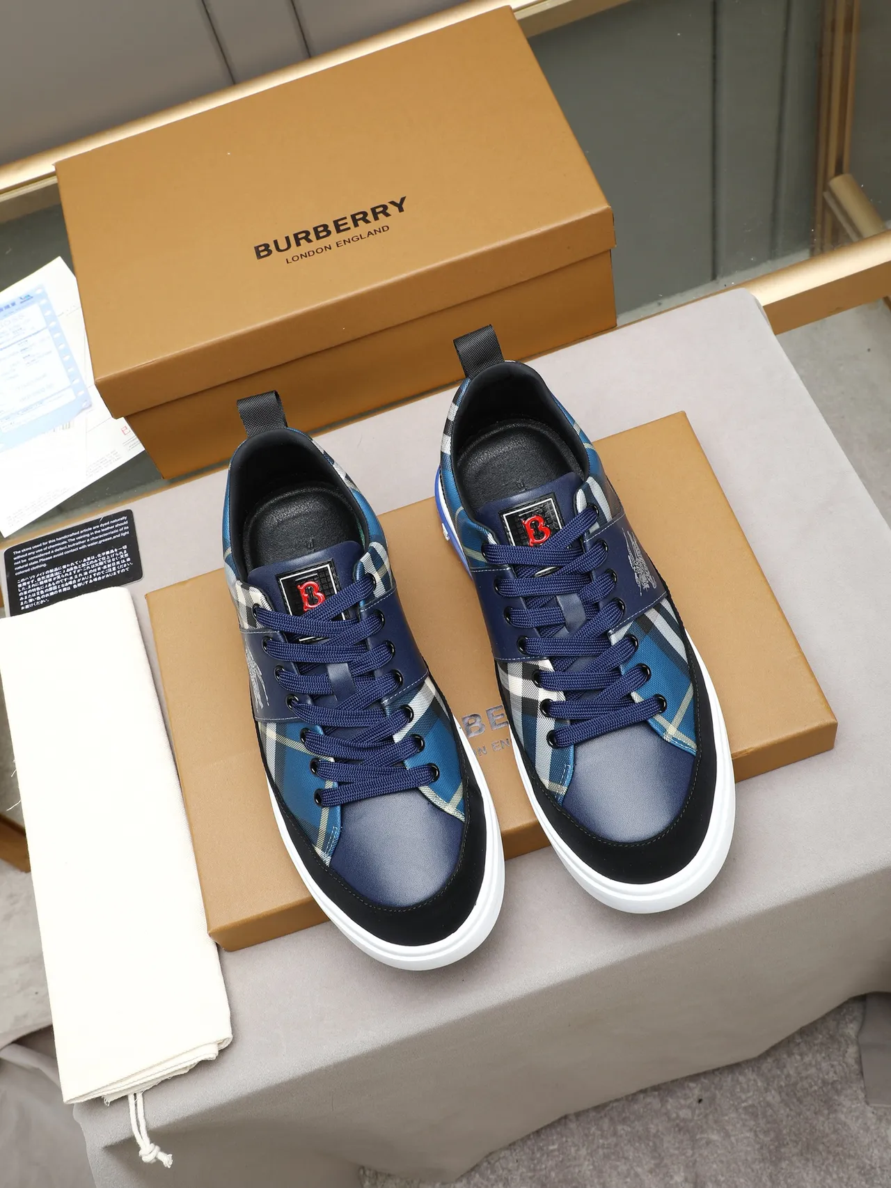 Burberry Tênis Lifestyle com parte superior de tecido textil em azul marinho xadrez com logo de cavaleiro equestre 3