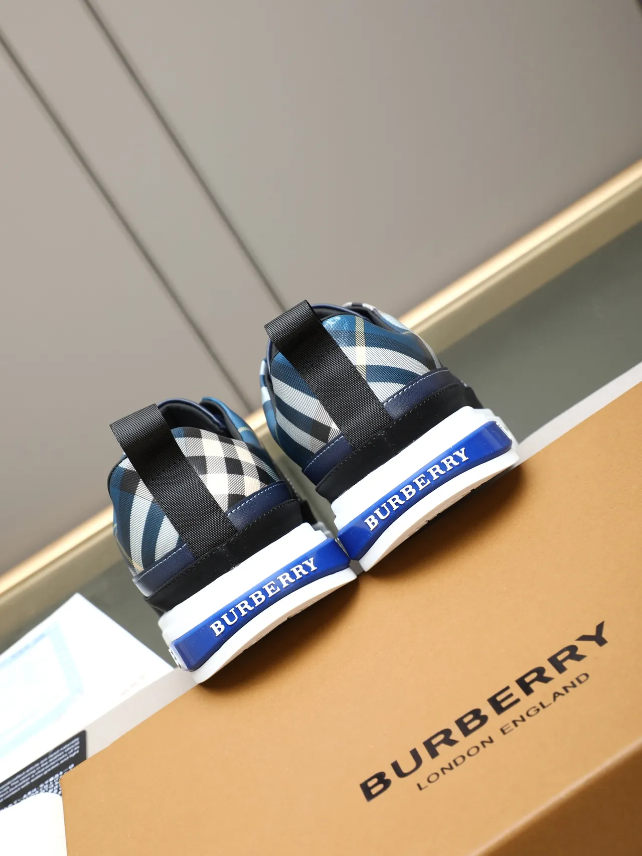 Burberry Tênis Lifestyle com parte superior de tecido textil em azul marinho xadrez com logo de cavaleiro equestre 4