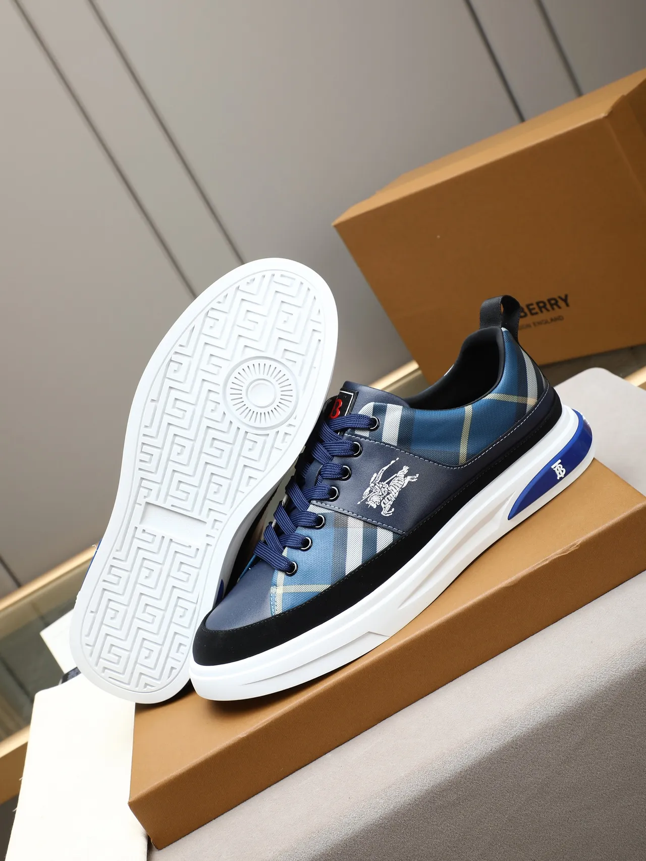 Burberry Tênis Lifestyle com parte superior de tecido textil em azul marinho xadrez com logo de cavaleiro equestre 5