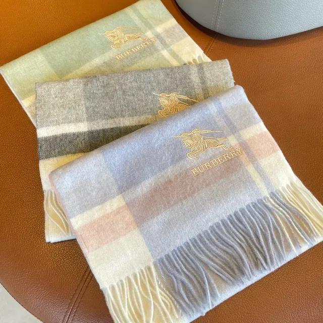 Burberry Écharpe à Carreaux en Cachemire 3