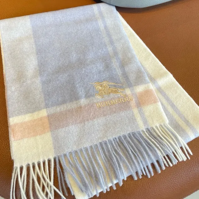 Burberry Écharpe à Carreaux en Cachemire 4