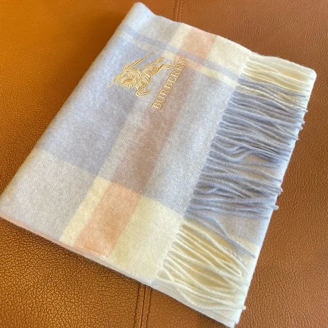 Burberry Écharpe à Carreaux en Cachemire 5