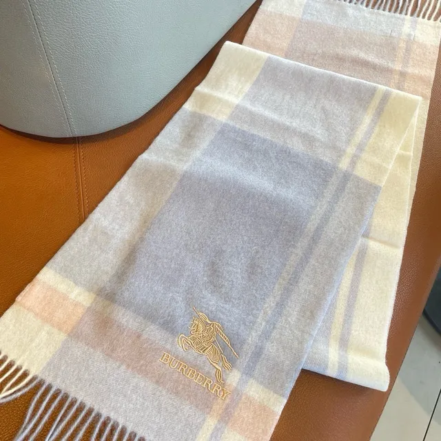 Burberry Écharpe à Carreaux en Cachemire 6