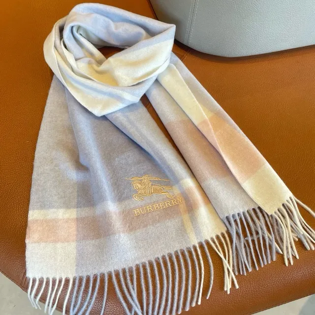 Burberry Écharpe à Carreaux en Cachemire 9