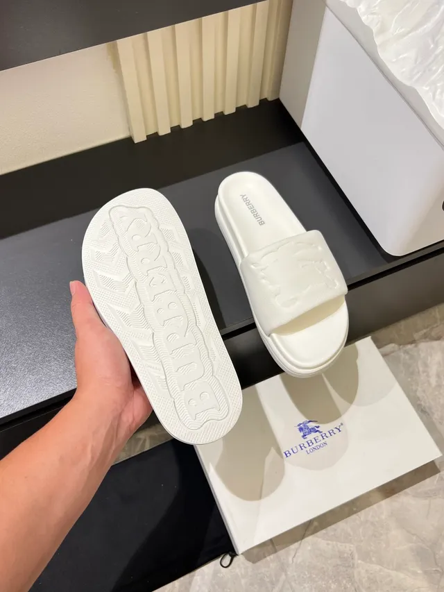 Burberry TB Logo Chinelos Brancos Moldados Monocromáticos Embossados Cinta 4