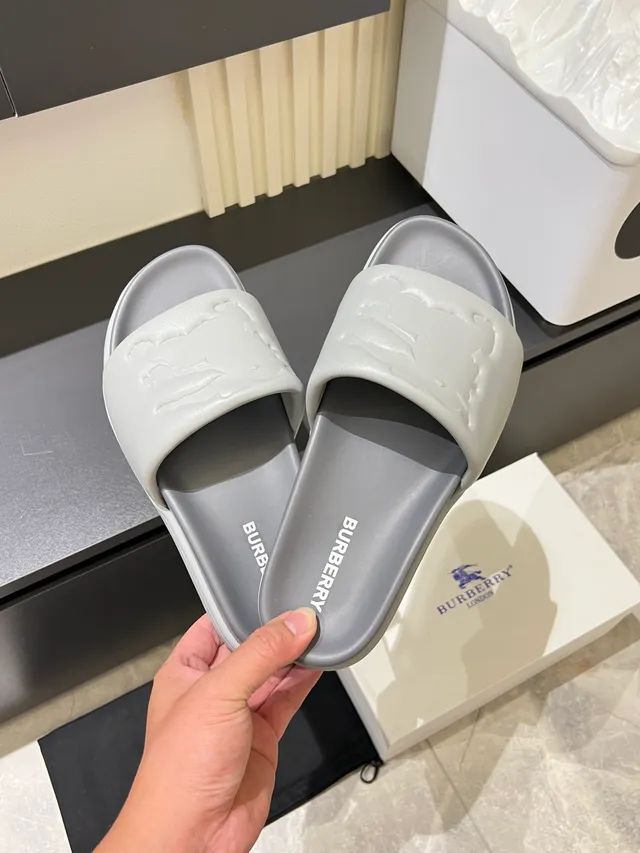 Burberry TB Logo Chinelos Brancos Moldados Monocromáticos Embossados Cinta 7