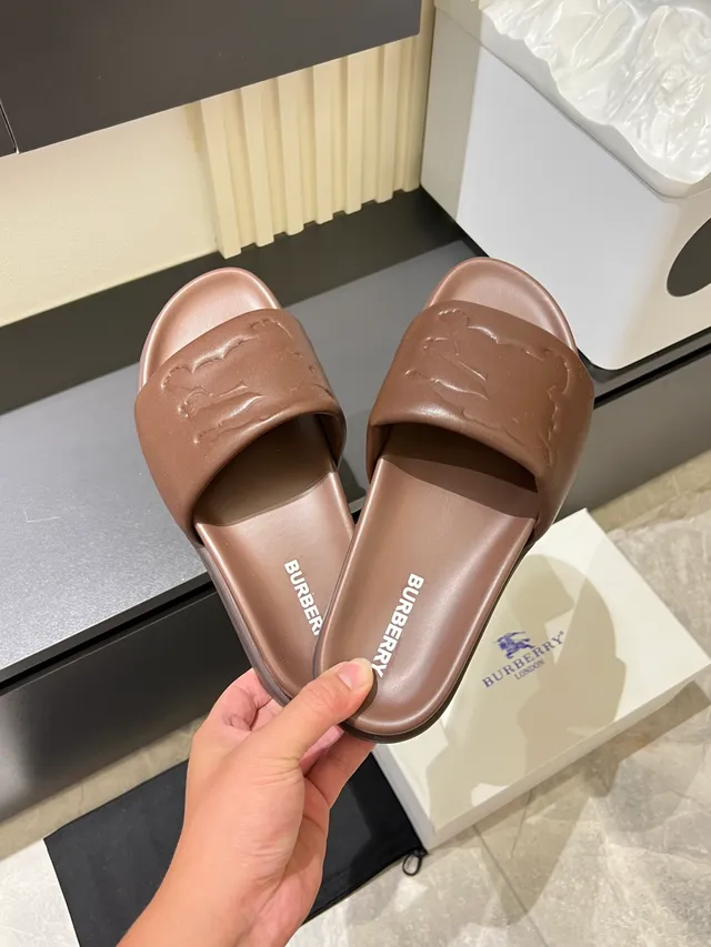 Burberry TB Logo Chinelos Brancos Moldados Monocromáticos Embossados Cinta 8