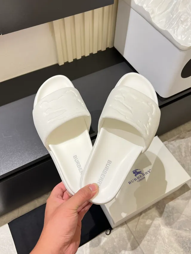 Burberry TB Logo Chinelos Brancos Moldados Monocromáticos Embossados Cinta 9