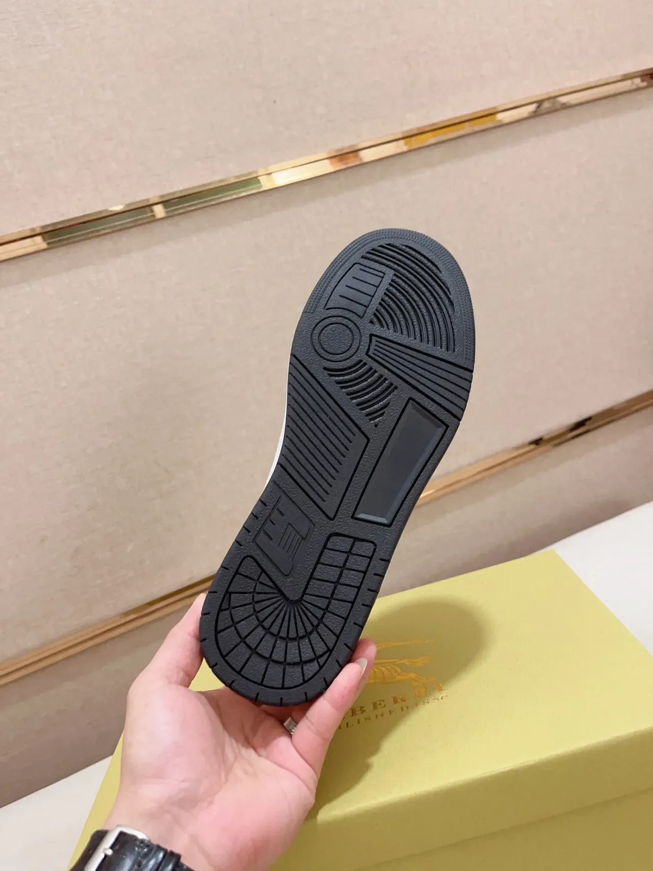 Burberry Chaussures Lifestyle Blanches et Beige Hautes en Cuir et Panneau à Carreaux 2