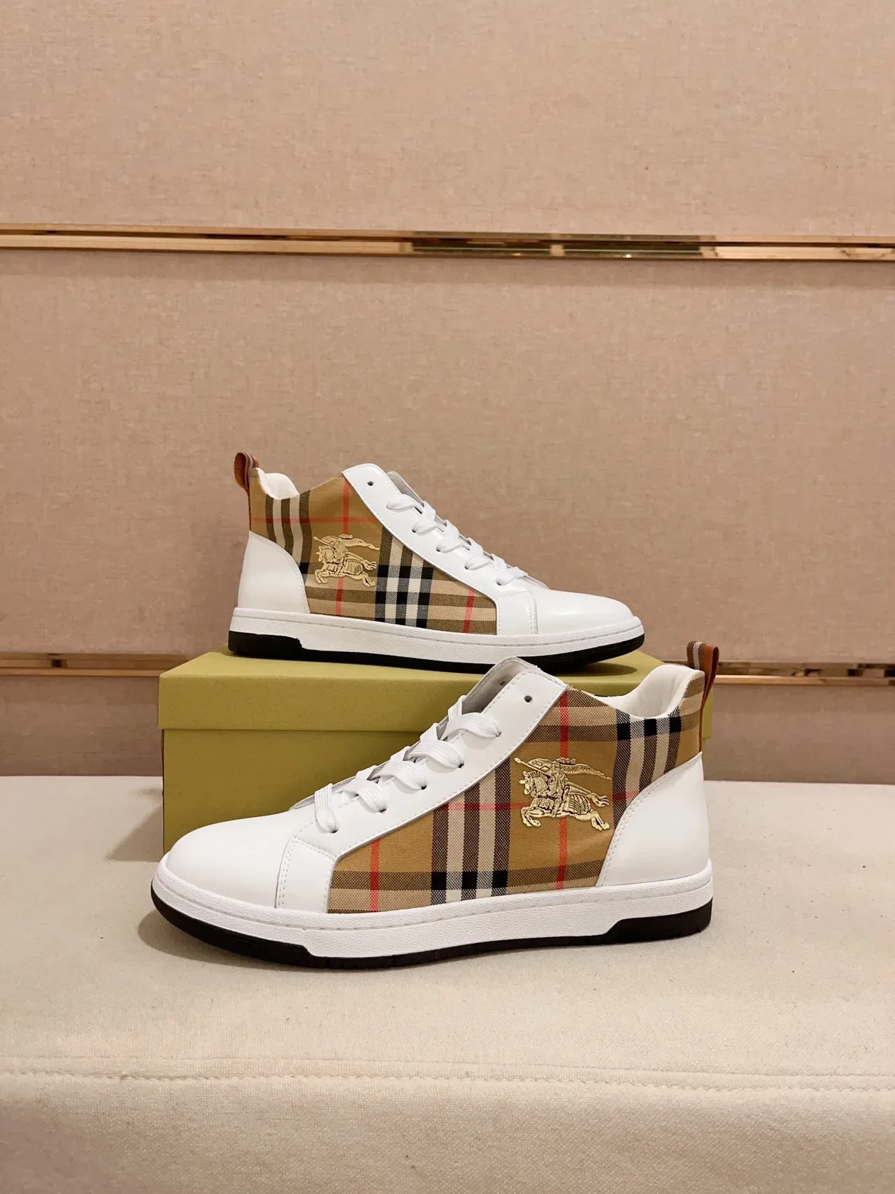 Burberry Chaussures Lifestyle Blanches et Beige Hautes en Cuir et Panneau à Carreaux 4
