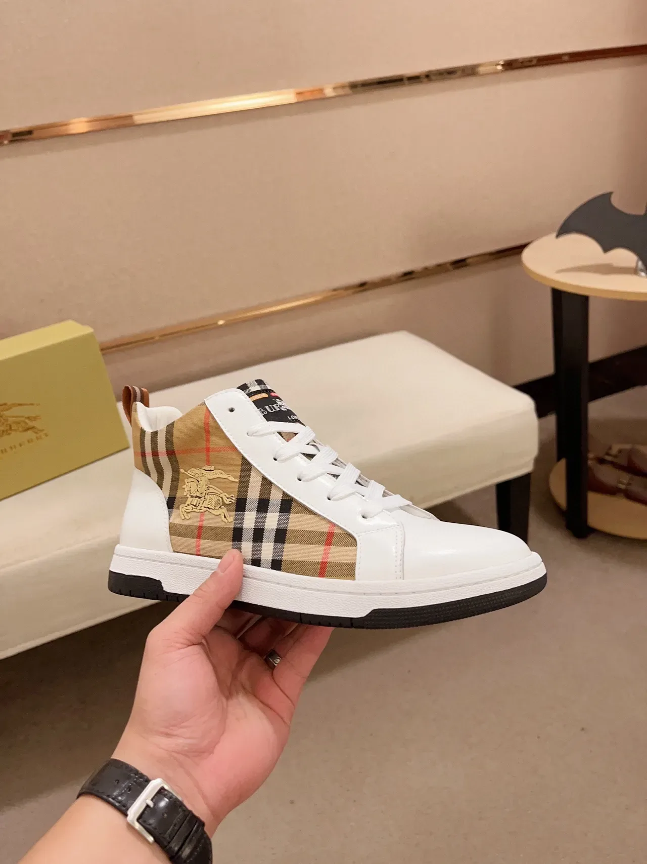 Burberry Chaussures Lifestyle Blanches et Beige Hautes en Cuir et Panneau à Carreaux 7