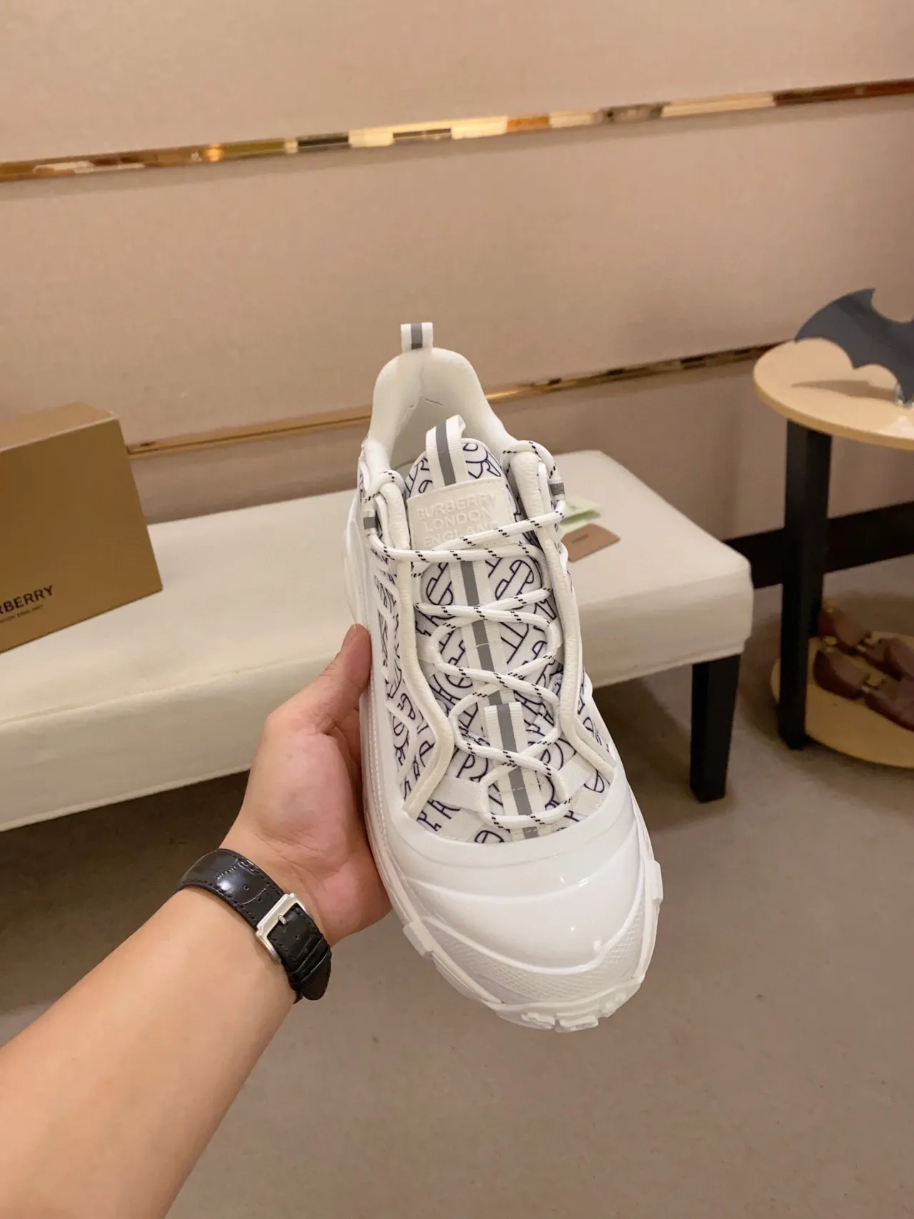Burberry 白色和蓝色印花纺织鞋面 oversized 雕塑橡胶鞋底 chunky 运动鞋 2