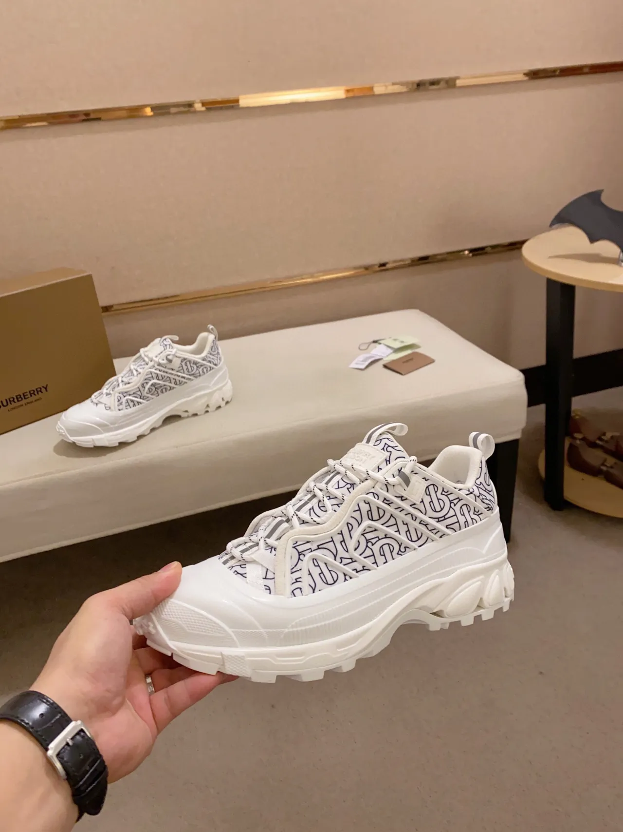 Burberry 白色和蓝色印花纺织鞋面 oversized 雕塑橡胶鞋底 chunky 运动鞋 3
