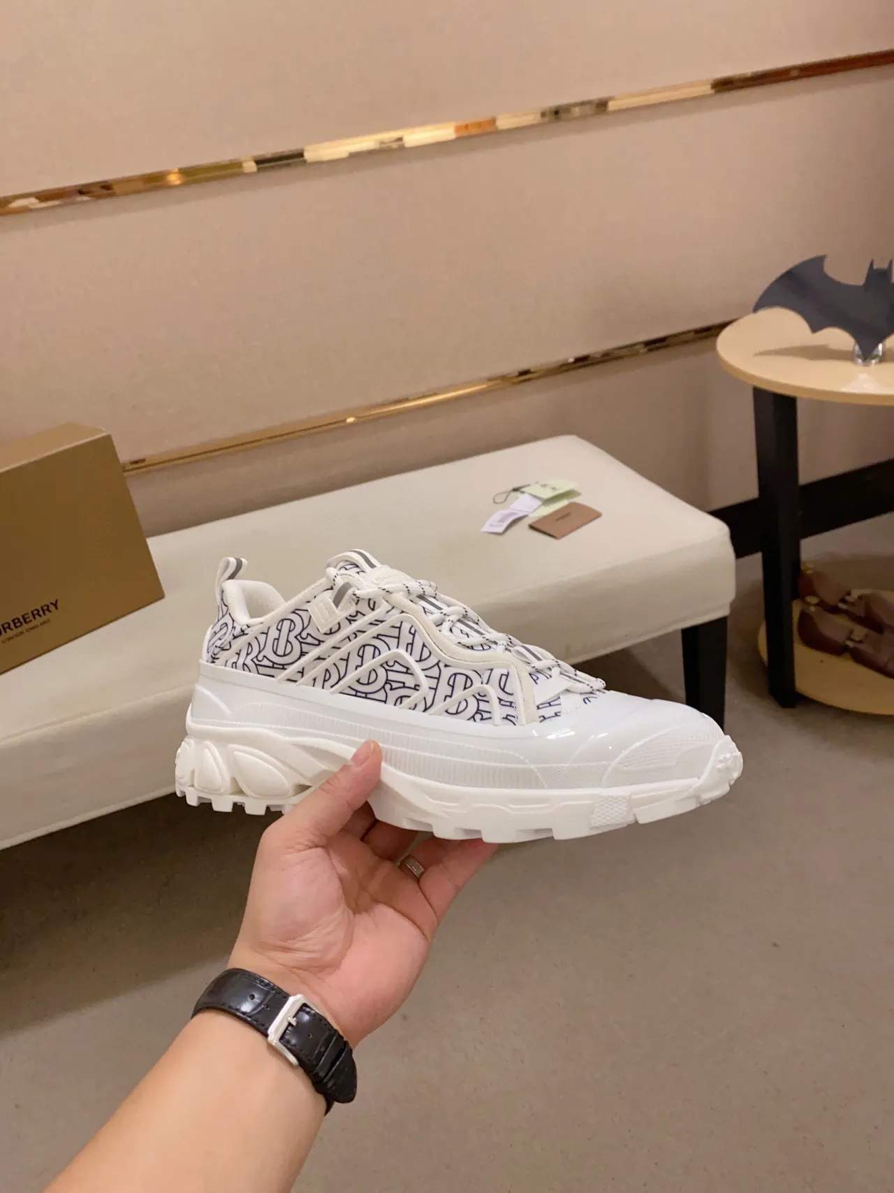 Burberry 白色和蓝色印花纺织鞋面 oversized 雕塑橡胶鞋底 chunky 运动鞋 4