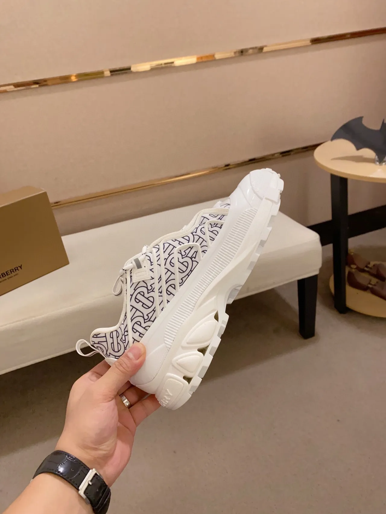 Burberry 白色和蓝色印花纺织鞋面 oversized 雕塑橡胶鞋底 chunky 运动鞋 5