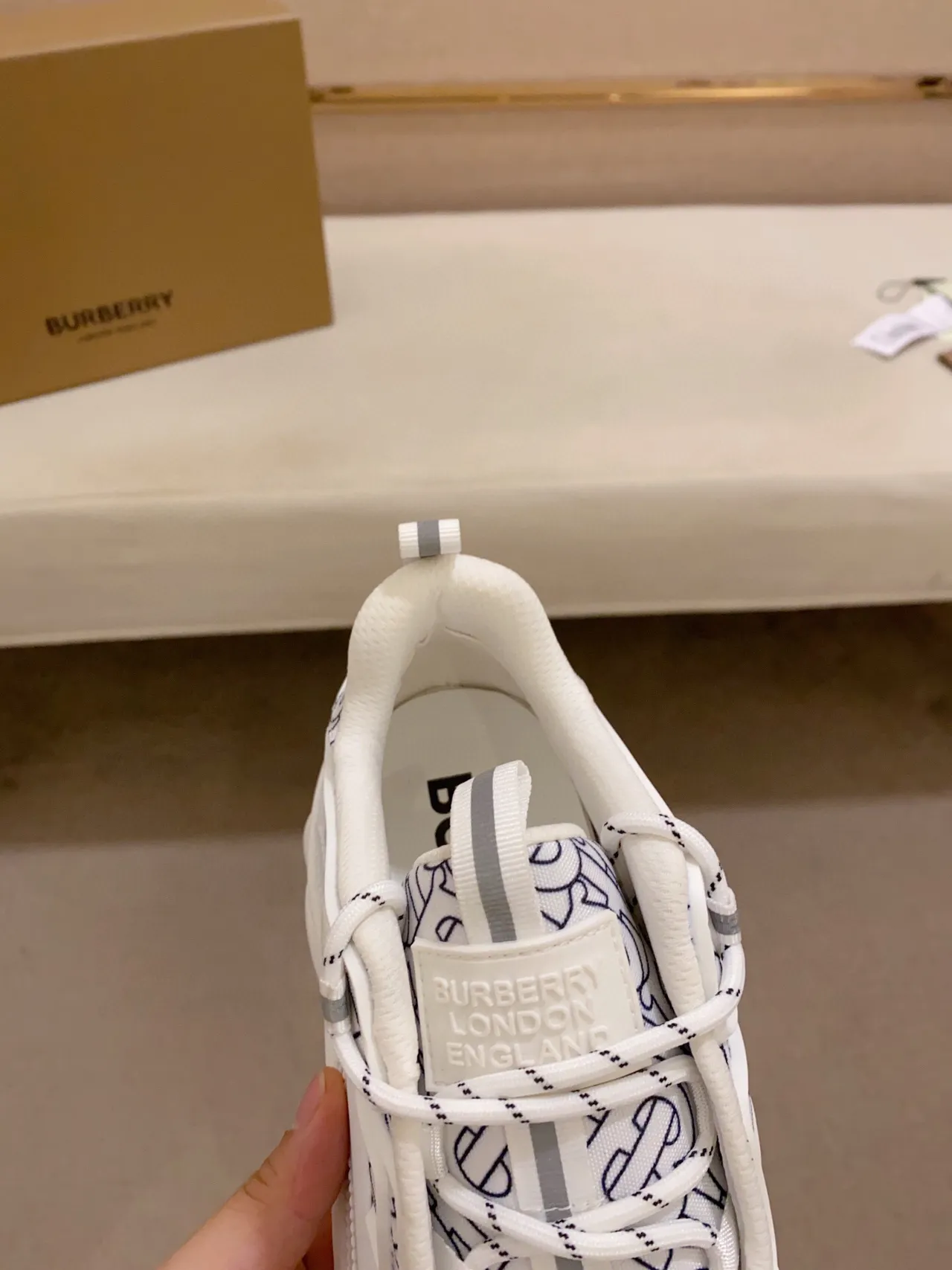 Burberry 白色和蓝色印花纺织鞋面 oversized 雕塑橡胶鞋底 chunky 运动鞋 6