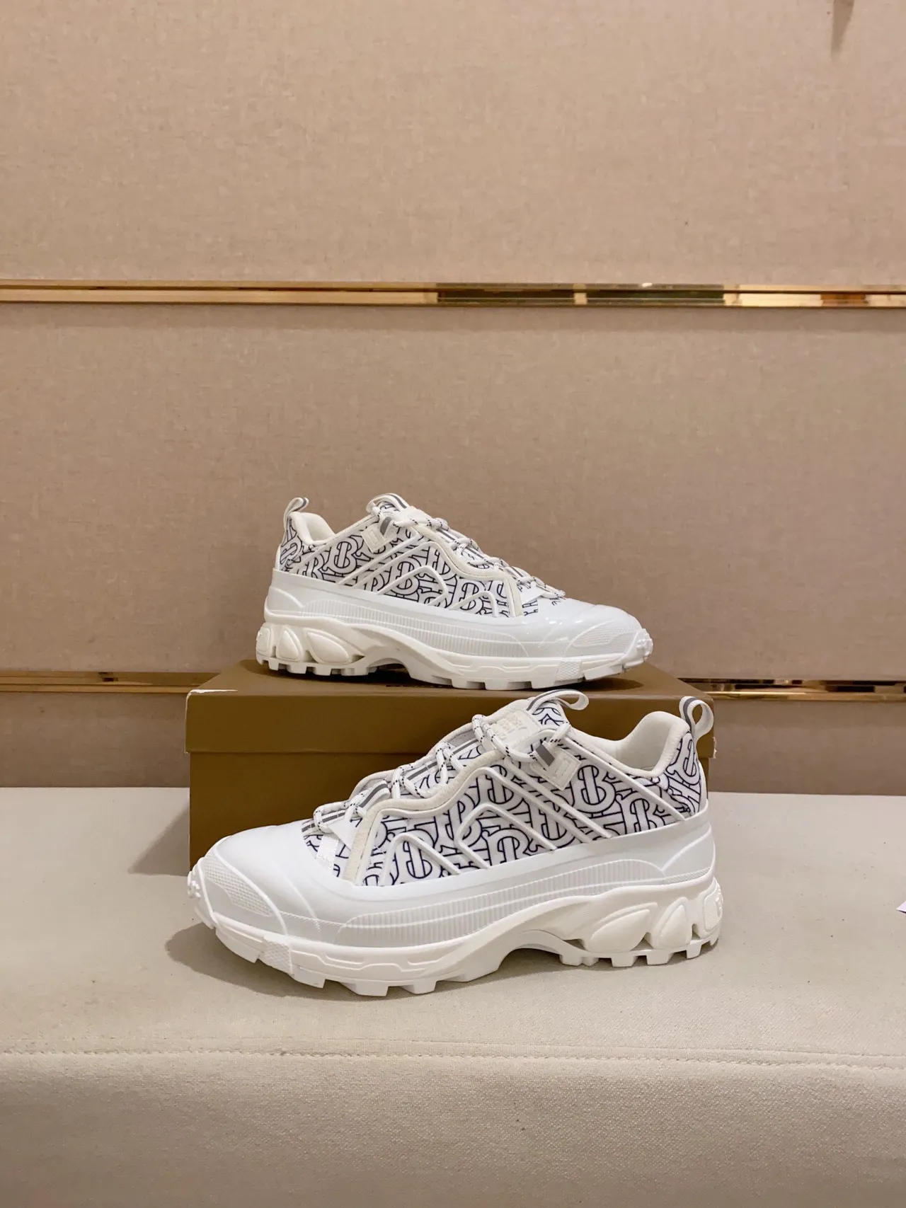 Burberry 白色和蓝色印花纺织鞋面 oversized 雕塑橡胶鞋底 chunky 运动鞋 7