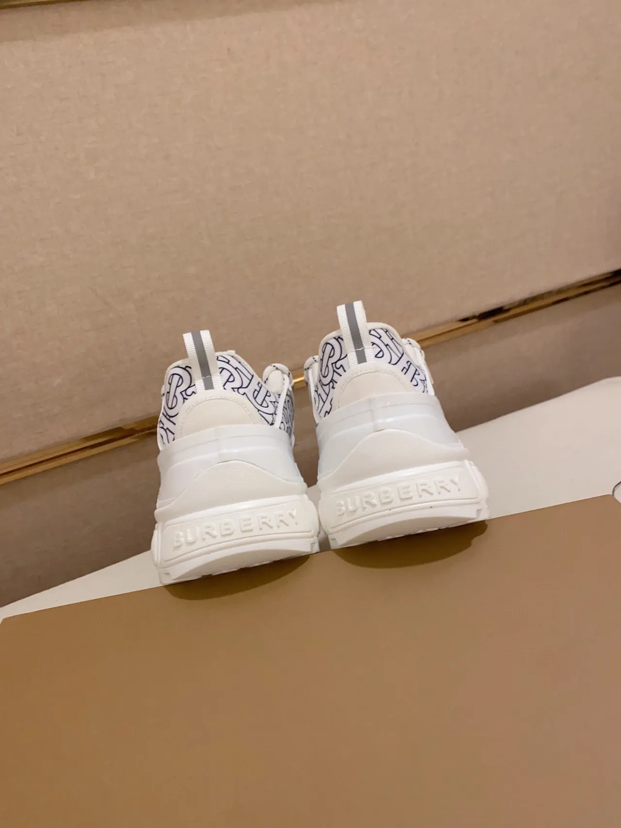 Burberry 白色和蓝色印花纺织鞋面 oversized 雕塑橡胶鞋底 chunky 运动鞋 8