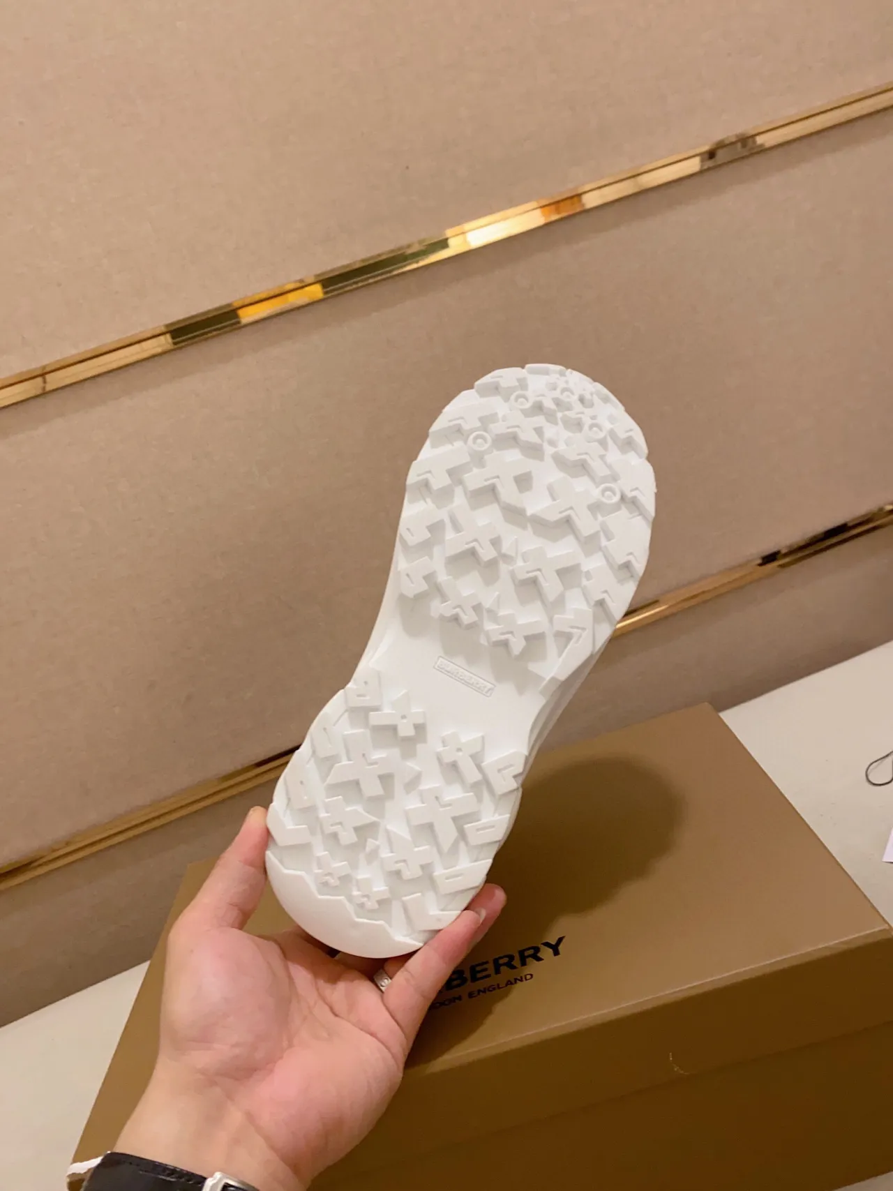 Burberry 白色和蓝色印花纺织鞋面 oversized 雕塑橡胶鞋底 chunky 运动鞋 9